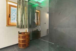Douche, sèche-cheveux, serviettes fournies