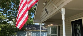 Air Travelers Reprieve- Downtown Humble 4 miles from the airport