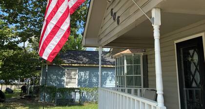 Air Travelers Reprieve- Downtown Humble 4 miles from the airport