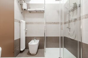 Secador de cabelo, bidê, toalhas de banho, sabonete