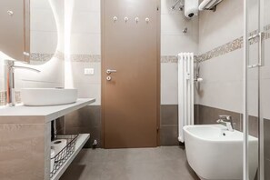 Hårtørrer, bidet, håndklæder, Sæbe