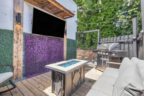 Industrial Loft - Walk to Downtown, Patio w/ BBQ
