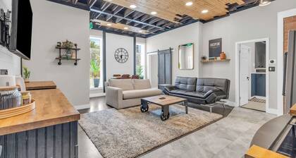 Walk to Downtown, King Bed, great for long stays