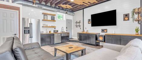 تلفزيون، ستيريو، مكتب