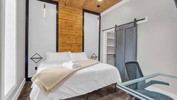 1 slaapkamer, een bureau, een strijkplank/strijkijzer, wifi