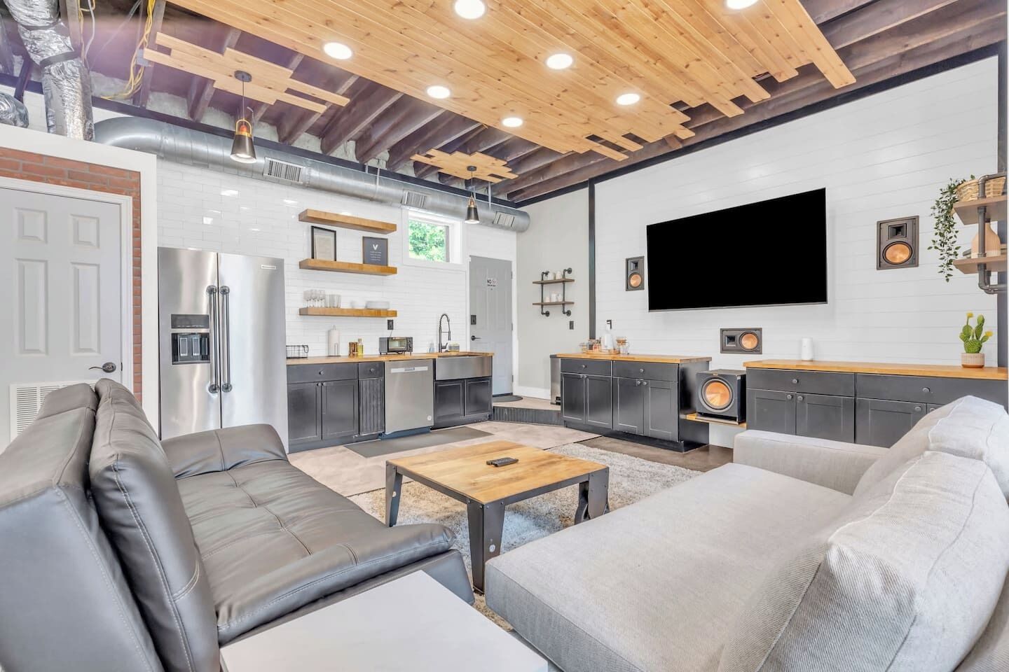 Televisie, een stereo en een kantoor