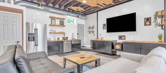 Walk to Downtown, King Bed, great for long stays