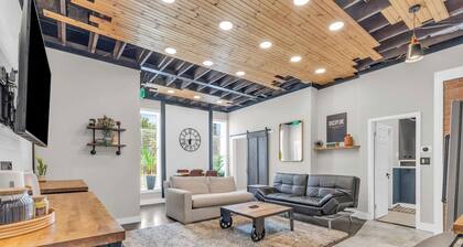 Industrial Loft - Walk to Downtown, Patio w/ BBQ