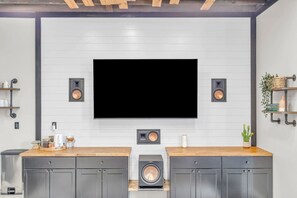 Interior - Walk to Downtown, King Bed, great for long stays (Spartanburg)