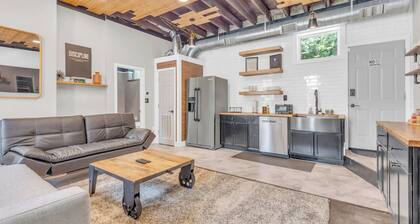 Walk to Downtown, King Bed, great for long stays