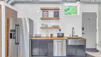 Frigorifero, microonde, lavastoviglie, macchina per tè/caffè