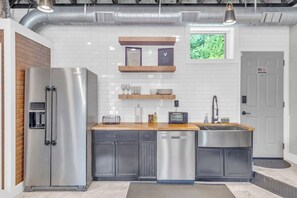 Fridge, microwave, dishwasher, coffee/tea maker - Walk to Downtown, King Bed, great for long stays (Spartanburg)