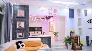 Un saló modern amb un sofà, una taula de centre i una planta decorativa.