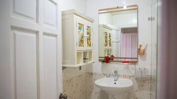 Deluxe-Villa, 4 Schlafzimmer, Blick auf den Innenhof | Badezimmer | Dusche, kostenlose Toilettenartikel, Haartrockner, Seife