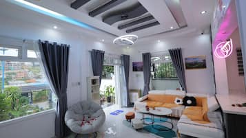 Deluxe Villa, 4 Bedrooms, Courtyard View | Living area