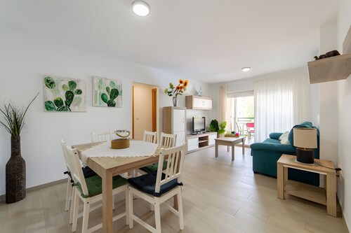 Apartment 'Calma Mar' with Shared Pool, Wi-Fi and Air Conditioning