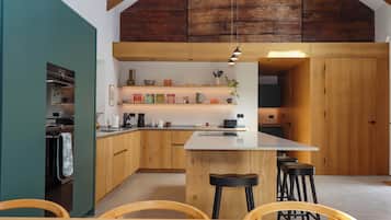 Cottage | Private kitchen | Dishwasher, cookware/dishes/utensils