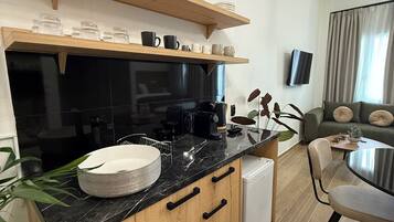 Superior Apartment, Balcony, City View | Private kitchen