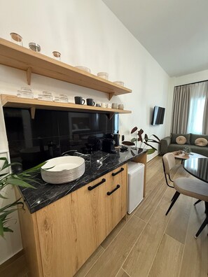 Superior Apartment, Balcony, City View | Private kitchen