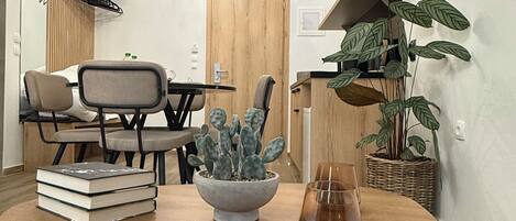 Apartamento superior, sacada, vista para a cidade | Área de estar