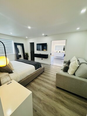 4 bedrooms, in-room safe, desk, iron/ironing board