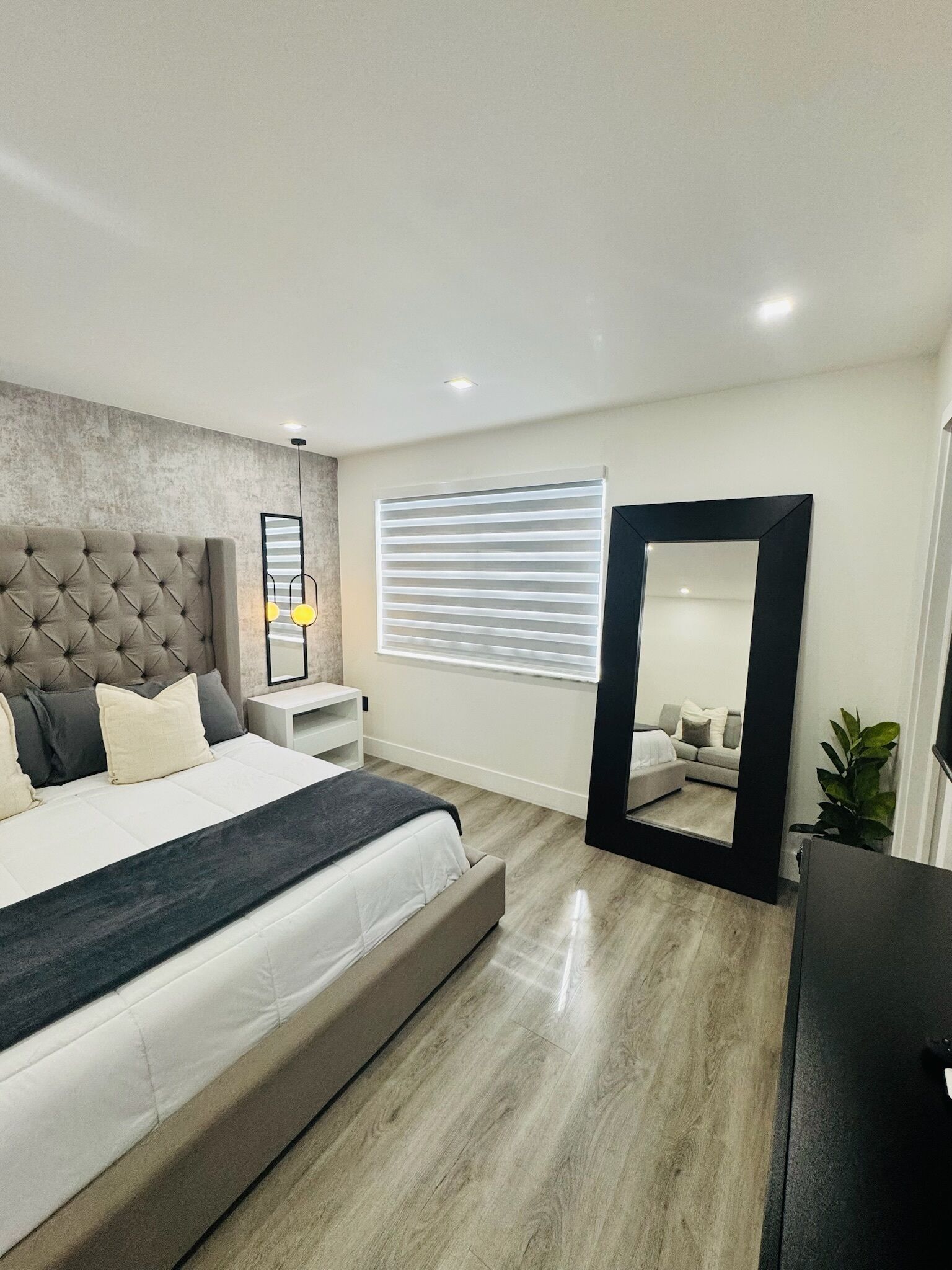 4 多间卧室、客房内保险箱、办公桌、熨斗/熨衣板