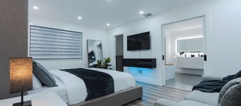 Spacious 4-bedroom POOL house with outdoor games, boat parking in South Miami