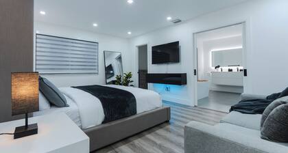 Spacious 4-bedroom POOL house with outdoor games, boat parking in South Miami