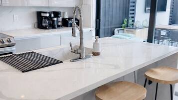 Kjøleskap, mikrobølgeovn, ovn og kokeplater