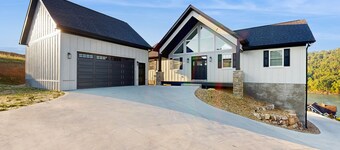 Lakeside chalet with panoramic water views, fully equipped kitchen & Wifi