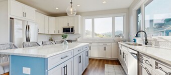 Lakeside chalet with panoramic water views, fully equipped kitchen & Wifi