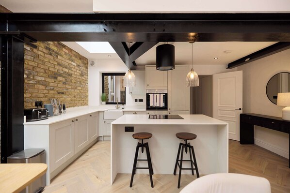 Fridge, oven, stovetop, dishwasher