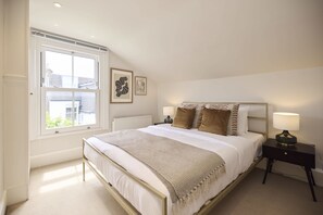4 bedrooms, desk, WiFi, bed sheets