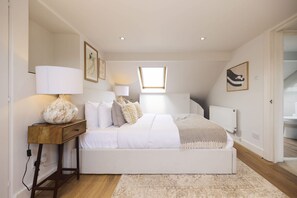 4 bedrooms, desk, WiFi, bed sheets