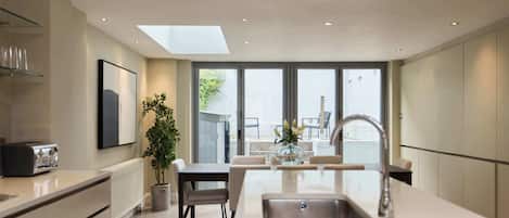 Fridge, oven, stovetop, dishwasher