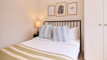 4 bedrooms, iron/ironing board, WiFi, bed sheets