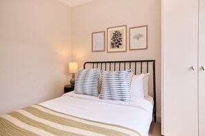 4 habitaciones, tabla de planchar con plancha, wifi y ropa de cama 