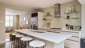 Fridge, oven, stovetop, dishwasher