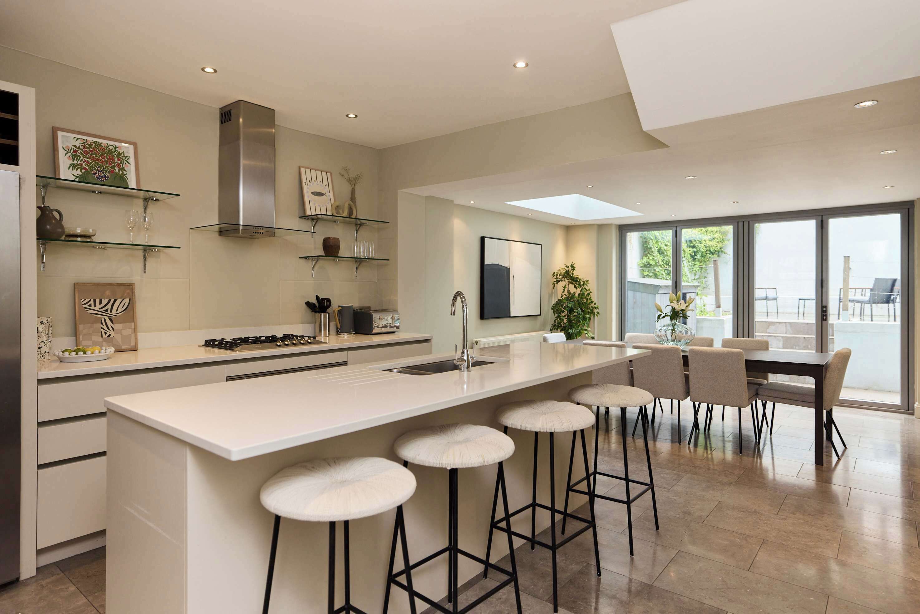 Fridge, oven, stovetop, dishwasher