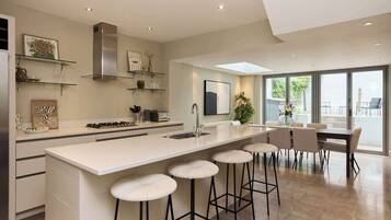 Fridge, oven, stovetop, dishwasher