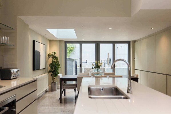 Fridge, oven, stovetop, dishwasher