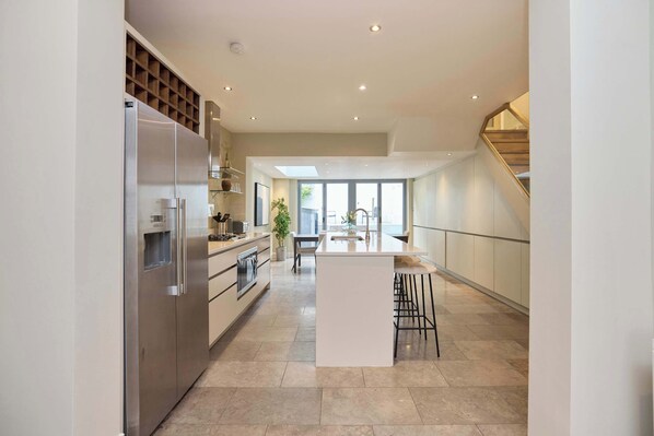 Kühlschrank, Ofen, Herdplatte, Geschirrspüler