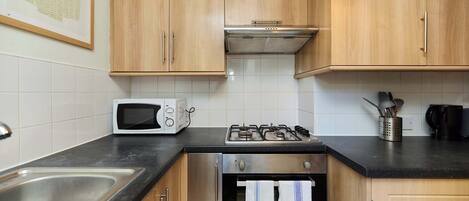 Een koelkast, een microgolfoven, een kookplaat, een broodrooster