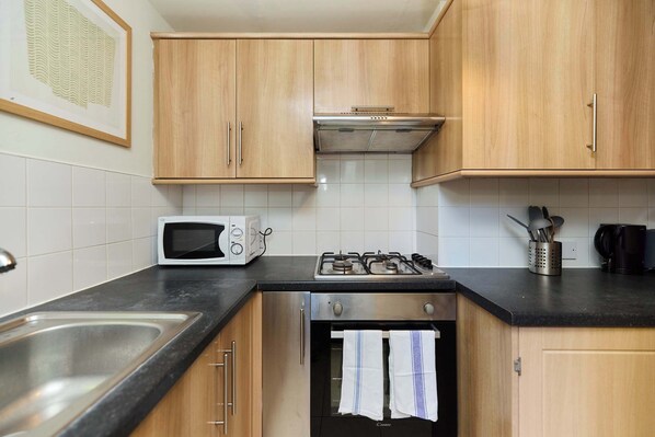 Een koelkast, een microgolfoven, een kookplaat, een broodrooster