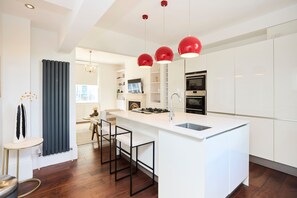 Fridge, microwave, stovetop, dishwasher