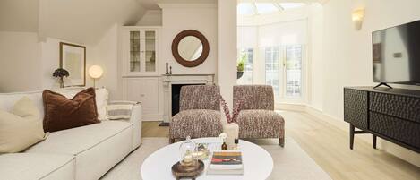 Televisie, een open haard en een kantoor