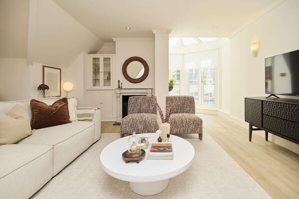 Televisie, een open haard en een kantoor