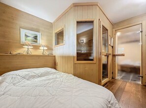 5 bedrooms, travel cot, Internet