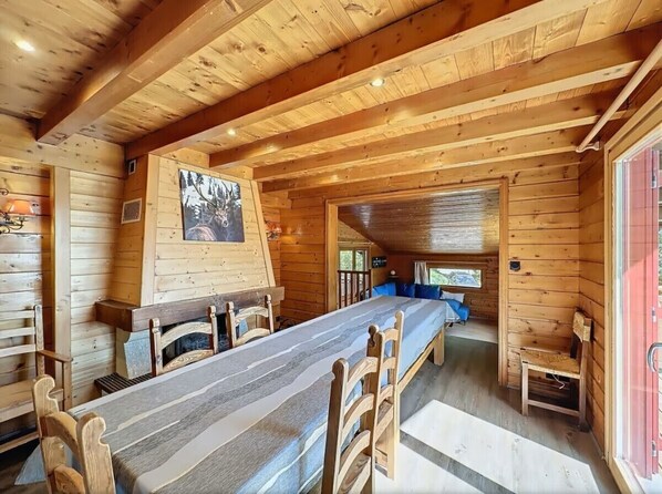 5 bedrooms, travel crib, internet