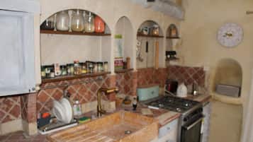 KĂŒhlschrank, Ofen, Wasserkocher mit Kaffee-/Teezubehör, Wasserkocher